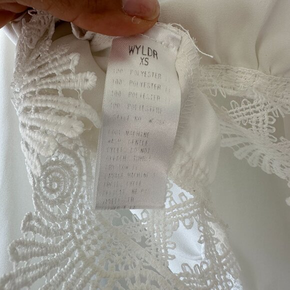 Wyldr XS White Lace Hem Long Sleeve Crop Top With V-Neck & Button Cuffs - Picture 7 of 8